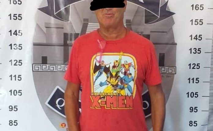 Gringo escupe tose isla mujeres 696x428