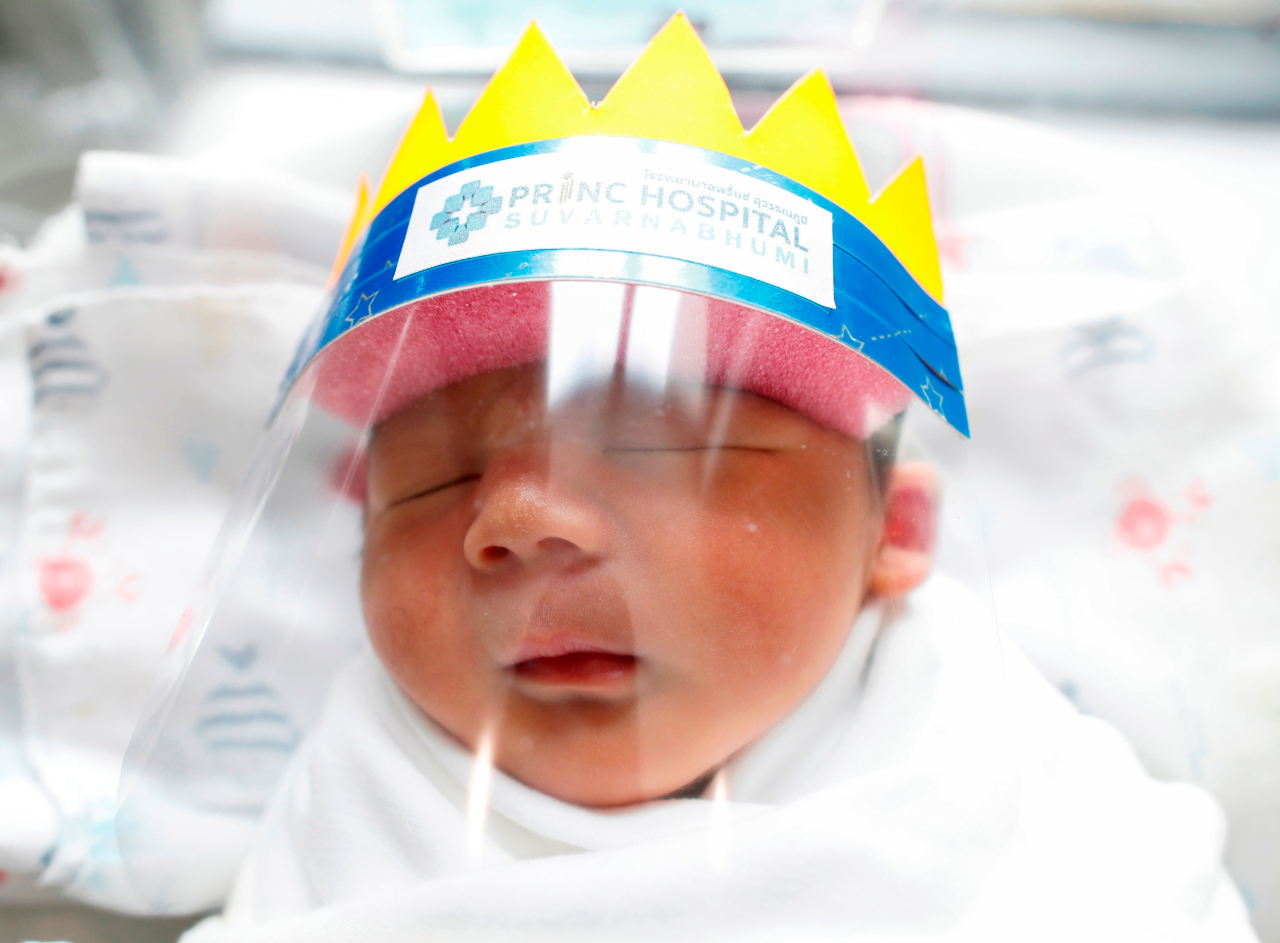 Mascarillas proteccion coronavirus bebes recien nacidos tailandia hospital covid 19 2020 5