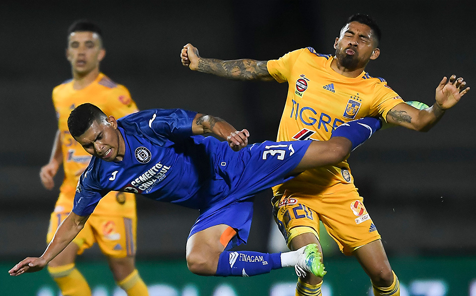 Aquino explota contra cruz azul