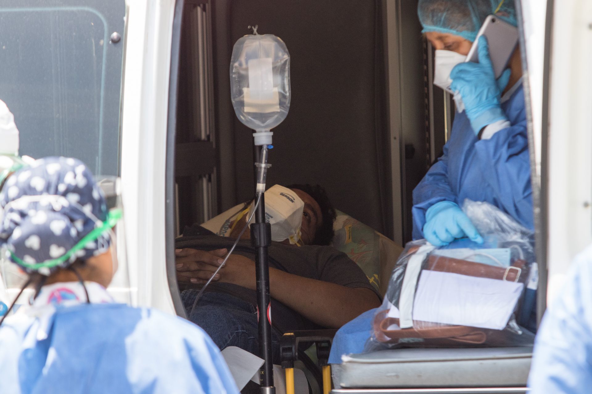 Un paciente que fue trasladado en ambulancia al hospital general, el cual presentaba los síntoma de covid 19, no fue recibido en el nosocomio a falta de camas disponibles, por lo que tuvieron que llevarlo a otros lado