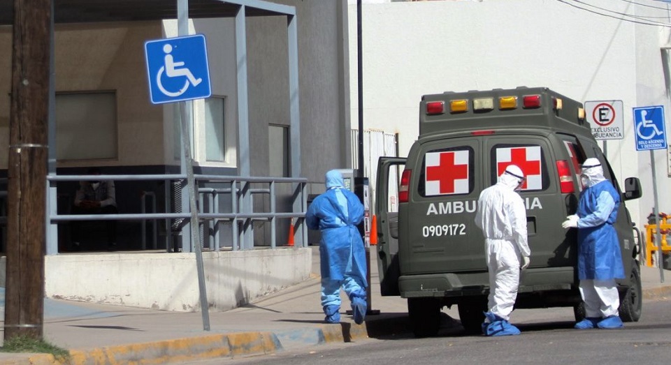 Personal médico arriba en ambulancia militar al hospital general de ciudad juárez.
