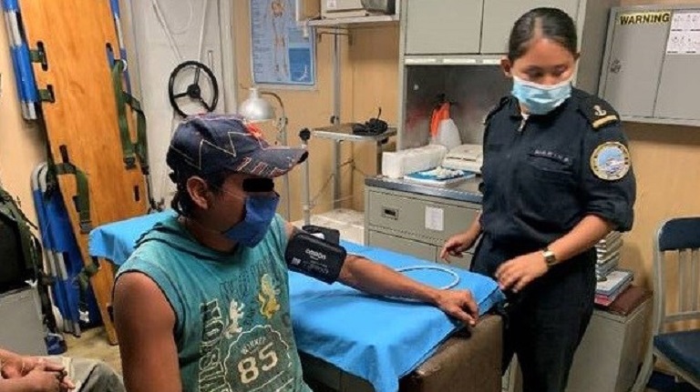 Rescatan a pescadores