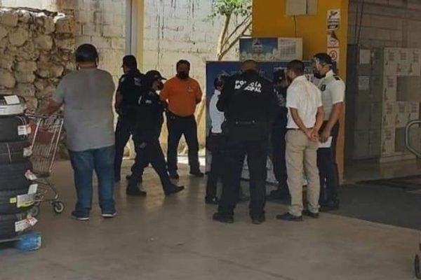 Una mujer roba comida para darle de comer a su hijo