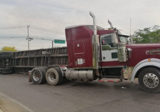 Vuelca tráiler en el periférico