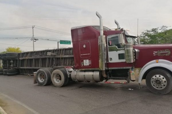 Vuelca tráiler en el periférico