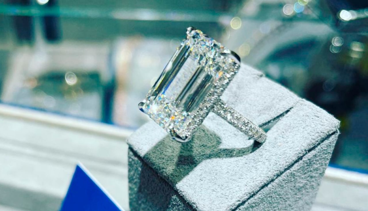 Precio del anillo de compromiso de belinda y christian nodal