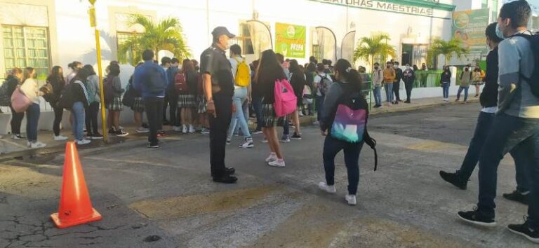 Policia escuelas scaled