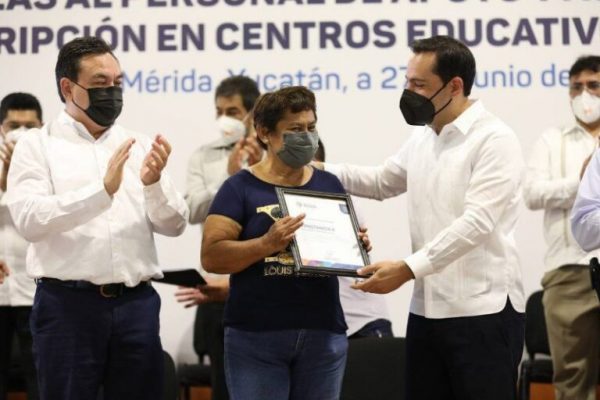 Basifican a 399 trabajadores de apoyo de escuelas