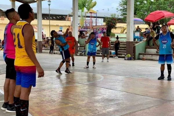 Impulsan torneo de basquetbol para la comunidad LGBT+ en Huaxpaltepec, Oaxaca