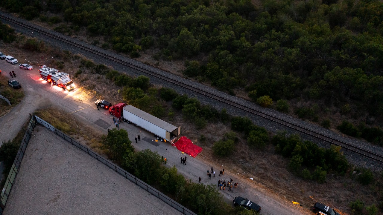 Trailer abandonado con migrantes en texas
