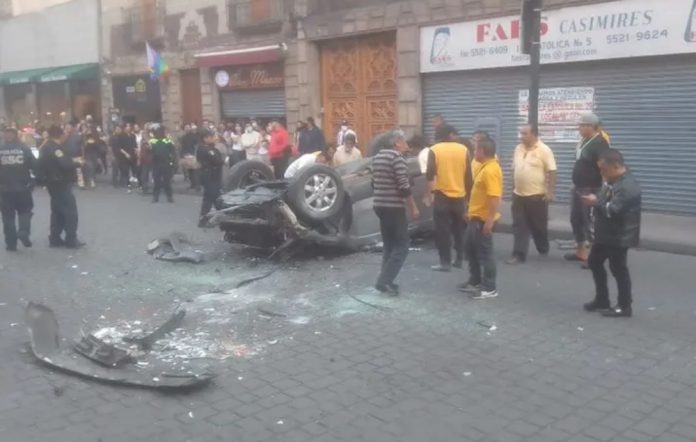 Cae auto estacionamiento 696x442