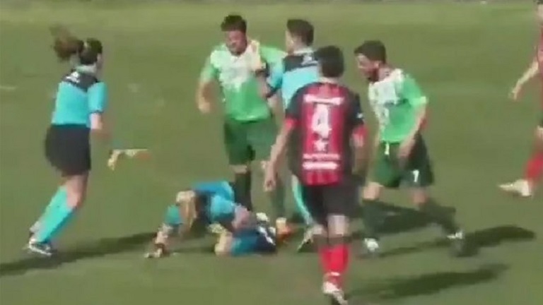 Agrede a arbitro