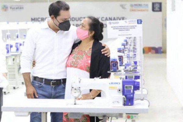 Vila Dosal entregó máquinas de coser industriales a 80 productores que pertenecen a la CANAIVE