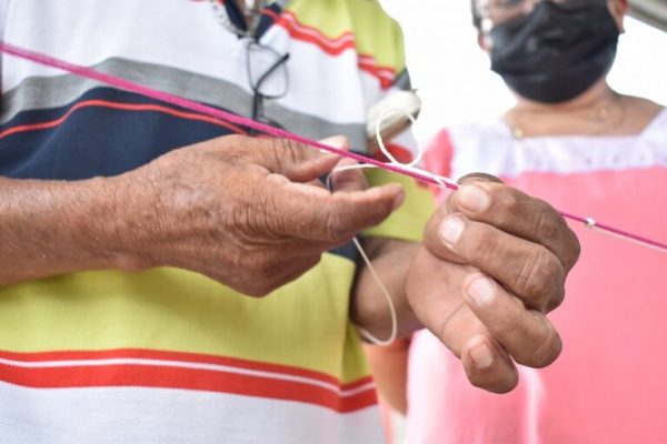 Personas con discapacidad auditiva perfeccionan sus técnicas de urdido de hamaca