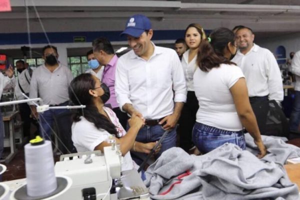 Vila Dosal inaugura dos fábricas y una maquiladora