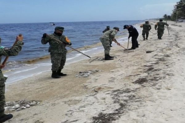 Ejército se une a labores de limpieza de playas