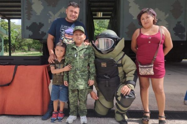 El pequeño Carlos cumple su sueño de ser soldado