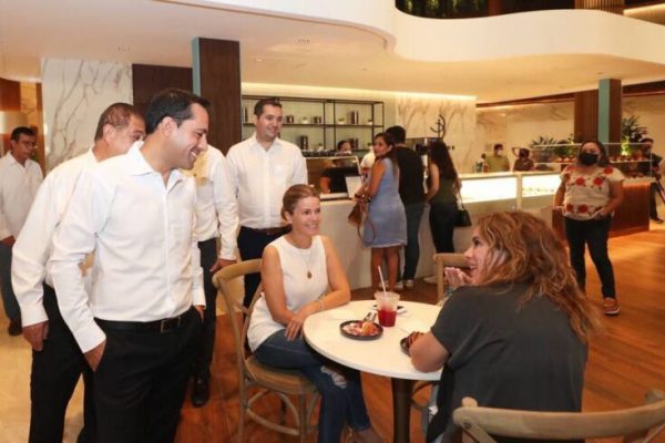 Vila inaugura moderna plaza comercial en avenida García Lavín
