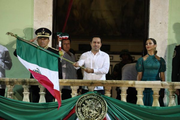 Miles de personas acompañaron Vila Dosal en la tradicional ceremonia del Grito