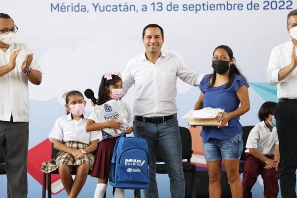 Sigue la entrega de útiles escolares en escuelas yucatecas