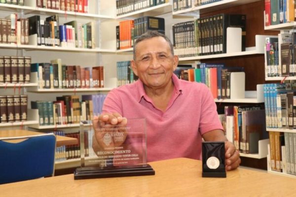 Velador de la Prepa 2 recibe Medalla al Mérito Universitario “Felipe Carrillo Puerto”