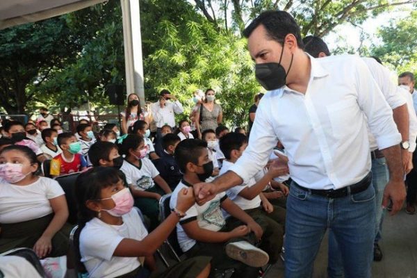 Inició la entrega de uniformes y útiles escolares a estudiantes yucatecos