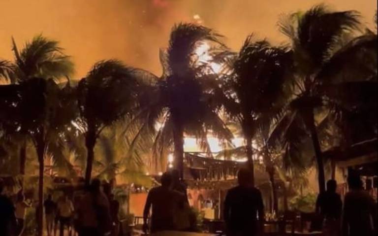 Incendio consume hoteles en la isla de holbox, quintana roo (1)