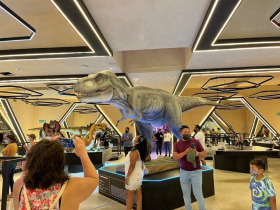 Los visitantes disfrutan el museo del meteorito ubicado en el malecon internacional de progreso. martha lopez huan 560x420
