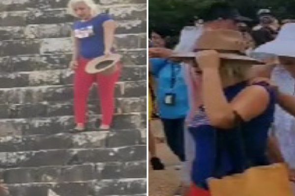Una turista se sube al Castillo de Chichen Itzá