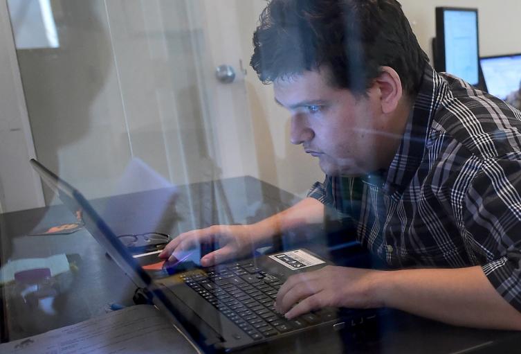 Jovenes trabajando 0