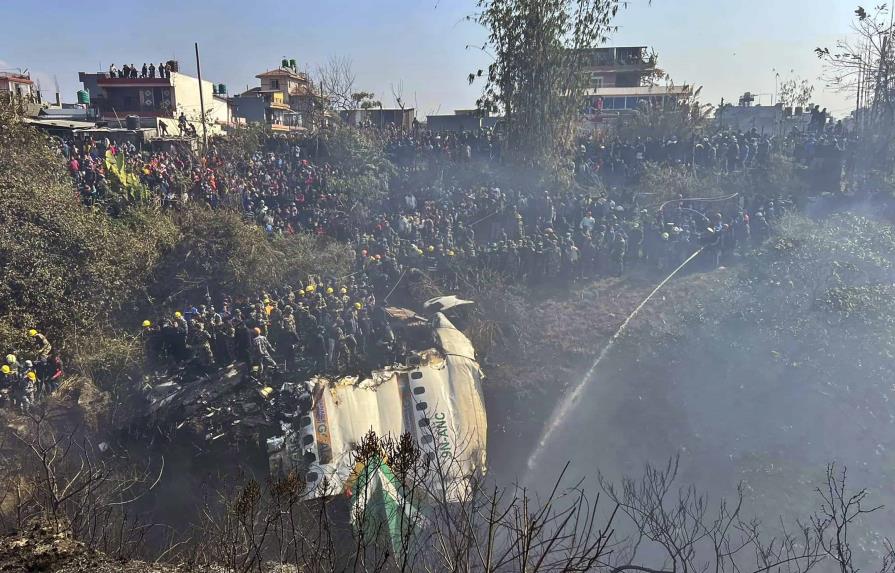 Curiosos miran la tetrica escena del accidente aereo ocurrido en pokhara nepal