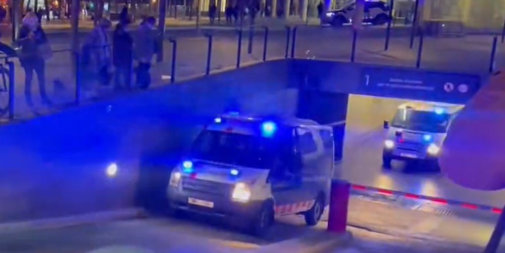 Captura del momento en el que los mossos d’esquadra conducen a dani alves a la prision de brians 1 en sant esteve sesrovires captura victor nahe