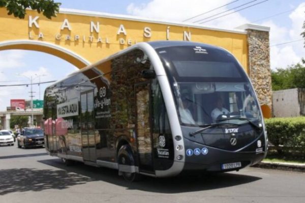 Ie-tram, unidad eléctrica, en exhibición en Kanasín