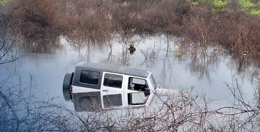 Camioneta termina dentro del agua
